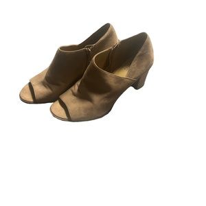 Women’s tan naturalizer ankle peep toe boot size 9